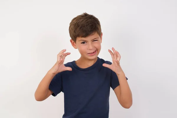 Krásný Chlapec Neformálním Tričku Stojící Nad Osamělým Bílým Pozadím Křičící — Stock fotografie