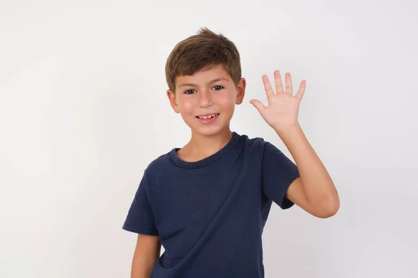 Hermoso Niño Con Camiseta Casual Pie Sobre Fondo Blanco Aislado — Foto de Stock