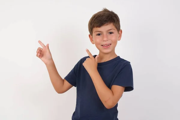 Hermoso Niño Con Camiseta Casual Pie Sobre Fondo Blanco Aislado —  Fotos de Stock