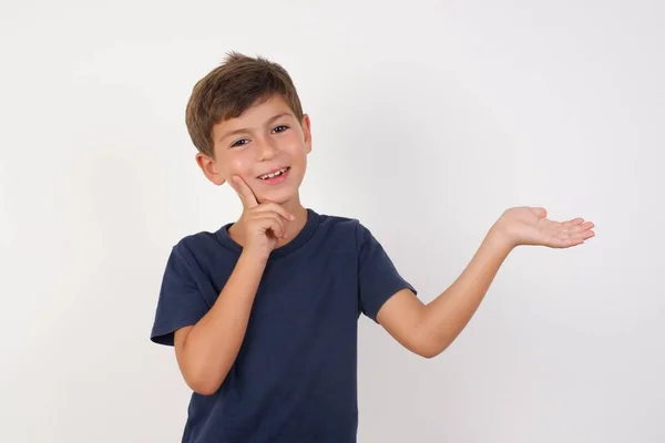 Schöne Kind Junge Trägt Lässiges Shirt Steht Über Isolierten Weißen — Stockfoto
