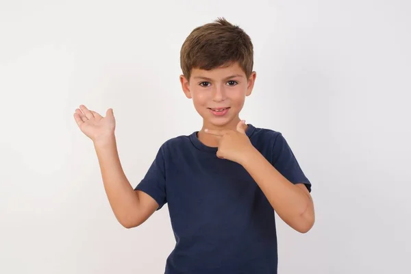 Hermoso Niño Con Camiseta Casual Pie Sobre Fondo Blanco Aislado —  Fotos de Stock