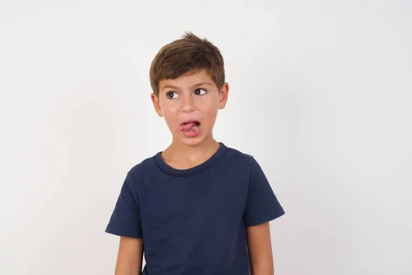 Bellissimo Ragazzo Che Indossa Una Shirt Casual Piedi Uno Sfondo — Foto Stock