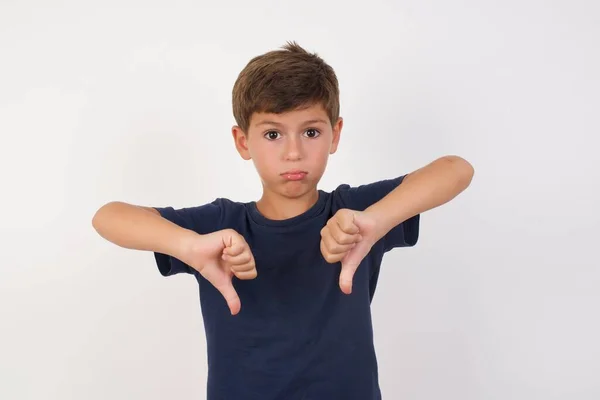 Hermoso Niño Vistiendo Camiseta Casual Pie Sobre Fondo Blanco Aislado —  Fotos de Stock