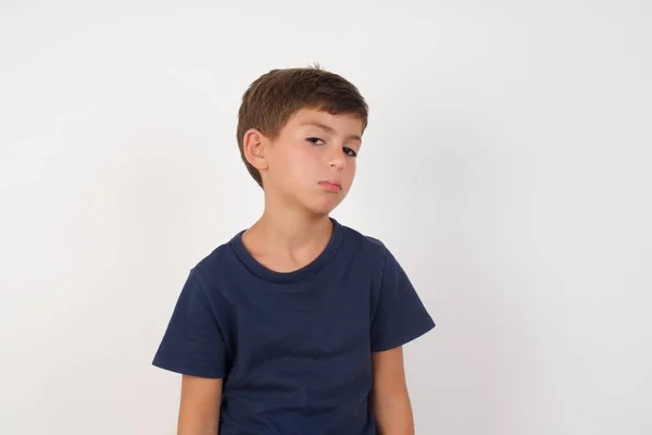 Hermoso Niño Con Camiseta Casual Pie Sobre Fondo Blanco Aislado — Foto de Stock