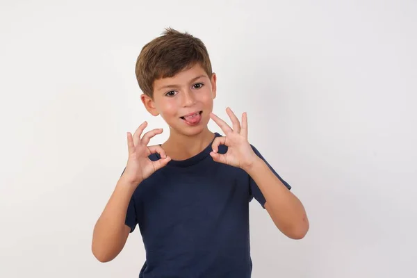 Hermoso Niño Con Camiseta Casual Pie Sobre Fondo Blanco Aislado —  Fotos de Stock