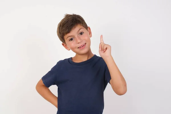 Schöner Kleiner Junge Lässigem Shirt Vor Isoliertem Weißem Hintergrund Zeigefinger — Stockfoto