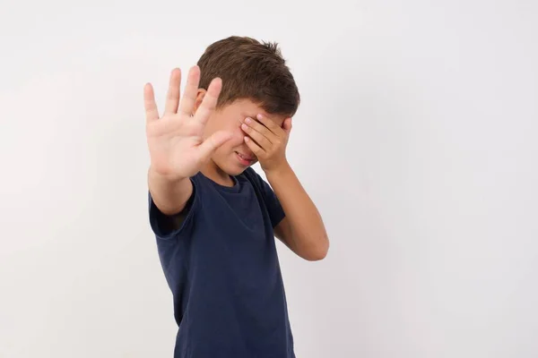 Mensen Lichaamstaal Mooie Jongen Draagt Casual Shirt Staan Geïsoleerde Witte — Stockfoto