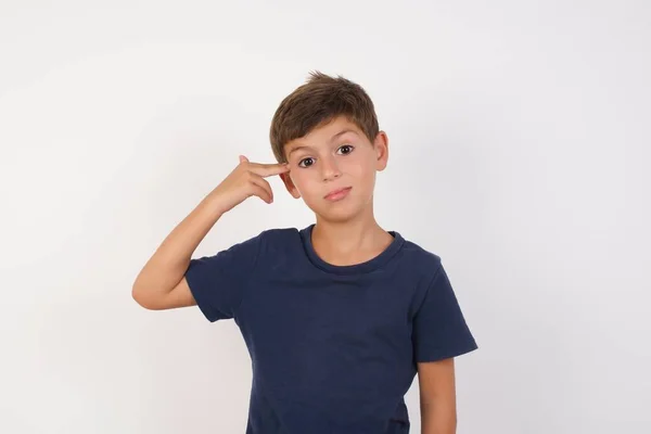 Infeliz Hermoso Niño Con Camiseta Casual Pie Sobre Fondo Blanco —  Fotos de Stock