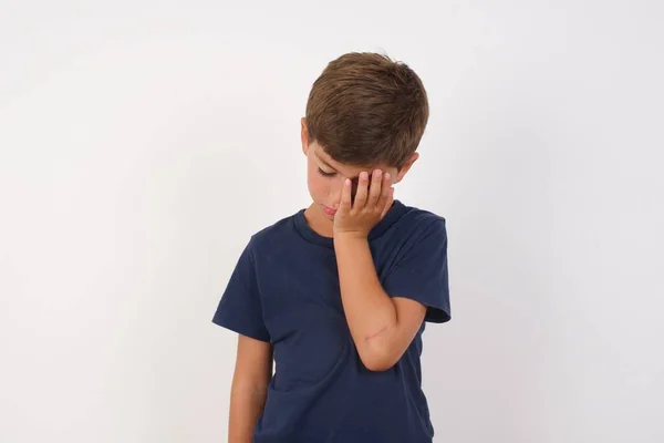 Cansado Exceso Trabajo Hermoso Niño Con Camiseta Casual Pie Sobre — Foto de Stock