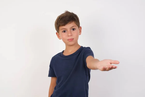 Hermoso Niño Con Camiseta Casual Pie Sobre Fondo Blanco Aislado —  Fotos de Stock