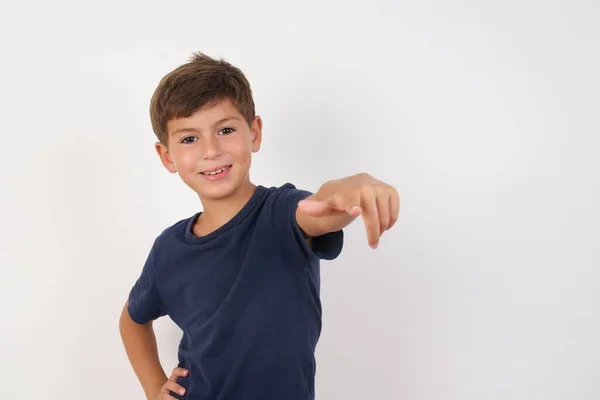 Hermoso Niño Con Una Camiseta Casual Pie Sobre Fondo Blanco — Foto de Stock