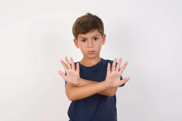 Menino Bonito Vestindo Camiseta Casual Sobre Fundo Branco Isolado Tem — Fotografia de Stock