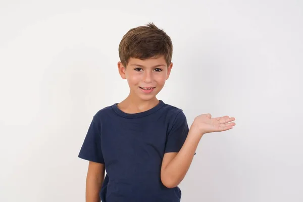 Menino Bonito Vestindo Camiseta Casual Sobre Fundo Branco Isolado Sorrindo — Fotografia de Stock