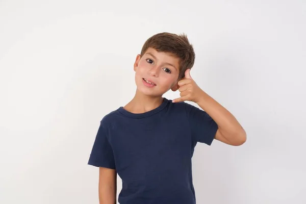 Hermoso Niño Vistiendo Camiseta Casual Pie Sobre Fondo Blanco Aislado — Foto de Stock