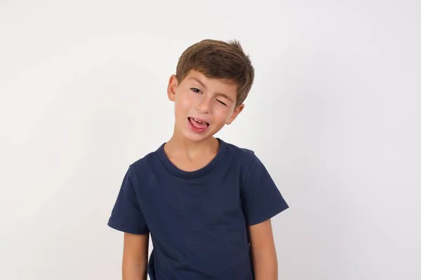 Piękny Chłopiec Luźnej Koszulce Stojący Białym Tle Mrugający Aparacie Seksowną — Zdjęcie stockowe