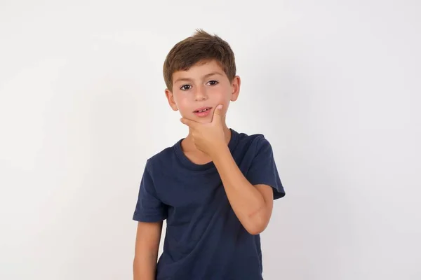 Hermoso Niño Con Camiseta Casual Pie Sobre Fondo Blanco Aislado —  Fotos de Stock