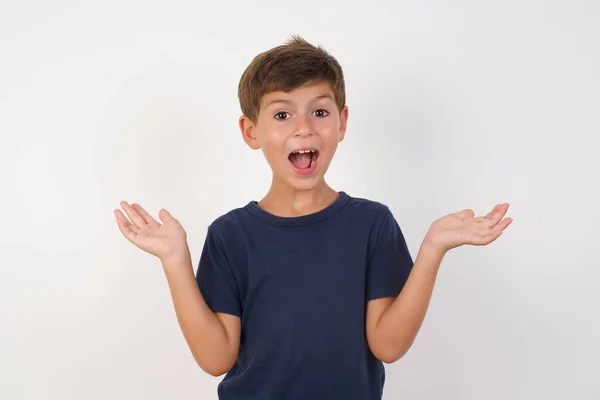 Menino Bonito Vestindo Camiseta Casual Sobre Fundo Branco Isolado Celebrando — Fotografia de Stock