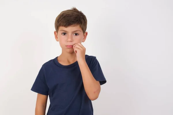 Menino Bonito Vestindo Camiseta Casual Sobre Fundo Branco Isolado Boca — Fotografia de Stock