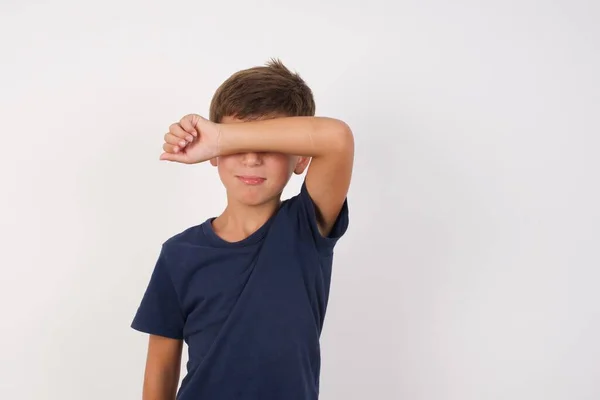 Menino Bonito Vestindo Camiseta Casual Sobre Fundo Branco Isolado Cobrindo — Fotografia de Stock