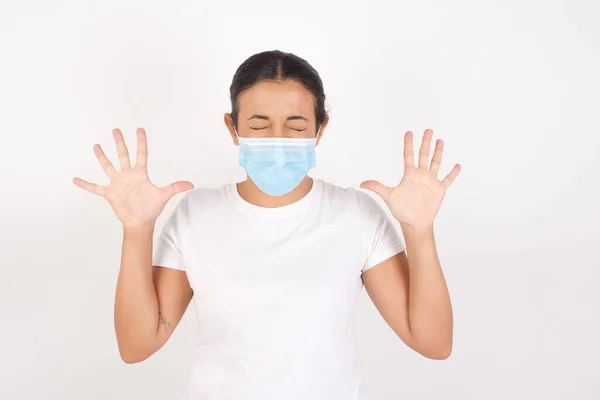 Emotiverende Jonge Arabische Vrouw Met Een Medisch Masker Die Een — Stockfoto