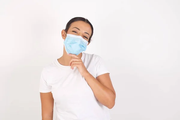 Jonge Arabische Vrouw Draagt Medisch Masker Staande Geïsoleerde Witte Achtergrond — Stockfoto