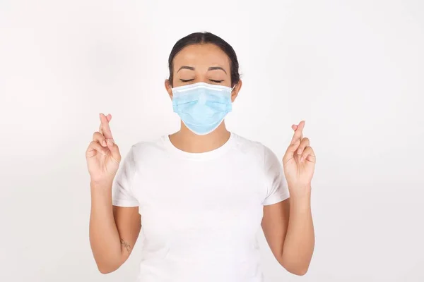 Jonge Arabische Vrouw Met Een Medisch Masker Een Geïsoleerde Witte — Stockfoto