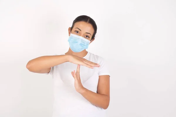 Jonge Arabische Vrouw Draagt Medisch Masker Staan Geïsoleerde Witte Achtergrond — Stockfoto