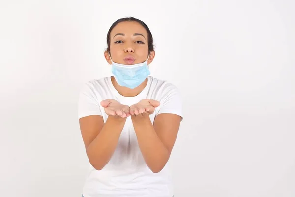 Jonge Arabische Vrouw Draagt Medisch Masker Staande Geïsoleerde Witte Achtergrond — Stockfoto