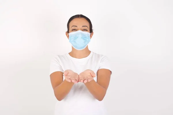 Jonge Arabische Vrouw Draagt Medisch Masker Staande Geïsoleerde Witte Achtergrond — Stockfoto