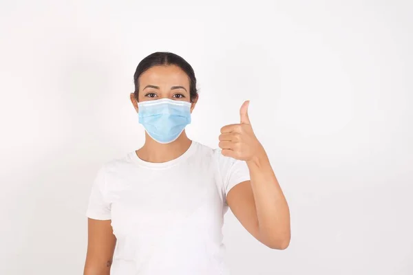 Jonge Arabische Vrouw Die Een Medisch Masker Draagt Een Geïsoleerde — Stockfoto