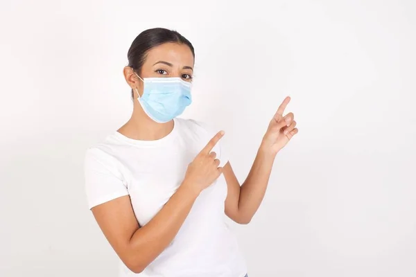 Jonge Arabische Vrouw Draagt Medisch Masker Staan Geïsoleerde Witte Achtergrond — Stockfoto