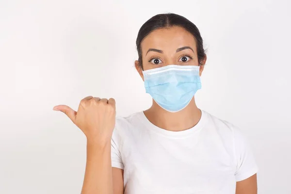 Mooie Jonge Arabische Vrouw Draagt Medisch Masker Staan Geïsoleerde Witte — Stockfoto