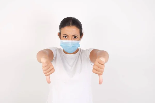 Jonge Arabische Vrouw Met Een Medisch Masker Die Een Geïsoleerde — Stockfoto