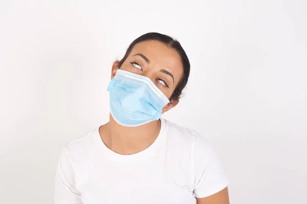 Jonge Arabische Vrouw Draagt Medisch Masker Staande Geïsoleerde Witte Achtergrond — Stockfoto