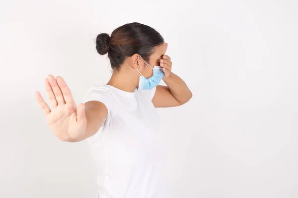 Jonge Arabische Vrouw Met Een Medisch Masker Een Geïsoleerde Witte — Stockfoto