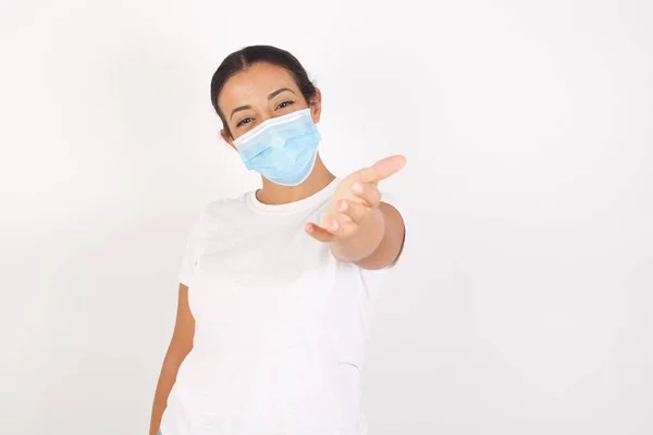 Jonge Arabische Vrouw Draagt Medisch Masker Staan Geïsoleerde Witte Achtergrond — Stockfoto