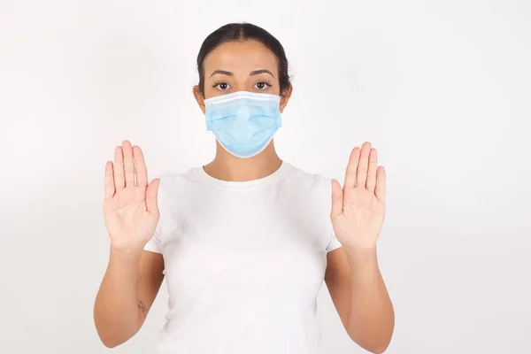 Ernstige Jonge Arabische Vrouw Draagt Medisch Masker Staande Geïsoleerde Witte — Stockfoto