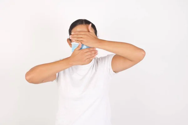 Jonge Arabische Vrouw Met Een Medisch Masker Een Geïsoleerde Witte — Stockfoto