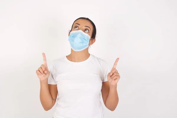 Jonge Arabische Vrouw Met Medisch Masker Staande Geïsoleerde Witte Achtergrond — Stockfoto