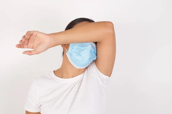 Jonge Arabische Vrouw Met Een Medisch Masker Geïsoleerde Witte Achtergrond — Stockfoto