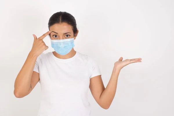 Jonge Arabische Vrouw Die Een Medisch Masker Draagt Een Geïsoleerde — Stockfoto