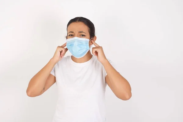 Jonge Arabische Vrouw Met Een Medisch Masker Geïsoleerde Witte Achtergrond — Stockfoto