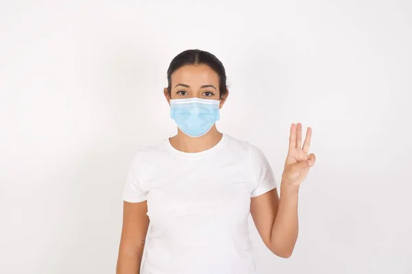 Jonge Arabische Vrouw Draagt Medisch Masker Staan Geïsoleerde Witte Achtergrond — Stockfoto