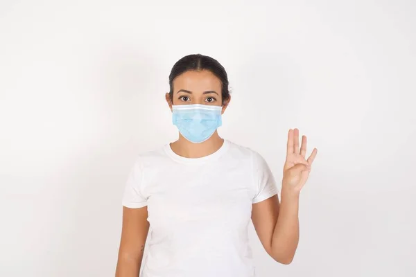 Jonge Arabische Vrouw Draagt Medisch Masker Staan Geïsoleerde Witte Achtergrond — Stockfoto
