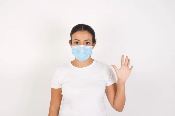 Jonge Arabische Vrouw Draagt Medisch Masker Staan Geïsoleerde Witte Achtergrond — Stockfoto