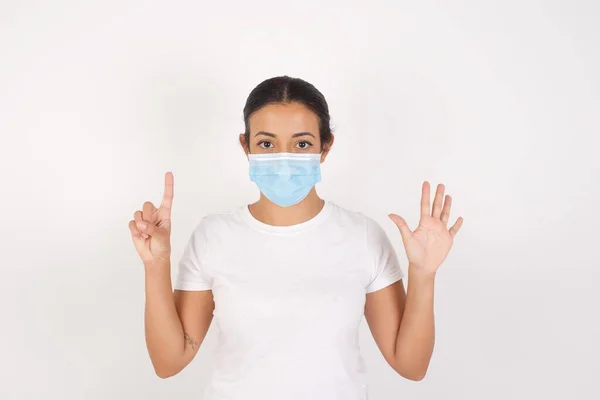 Jonge Arabische Vrouw Draagt Medisch Masker Staan Geïsoleerde Witte Achtergrond — Stockfoto