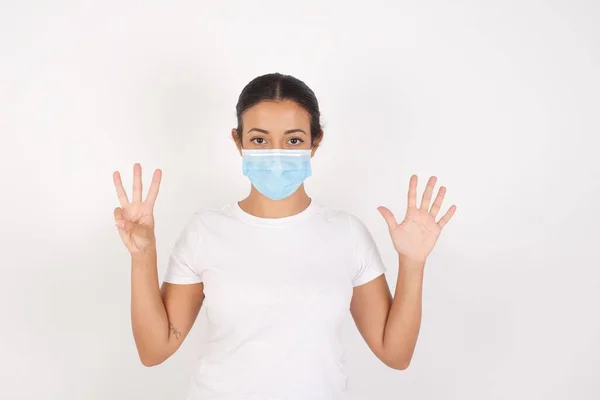 Jonge Arabische Vrouw Draagt Medisch Masker Staan Geïsoleerde Witte Achtergrond — Stockfoto