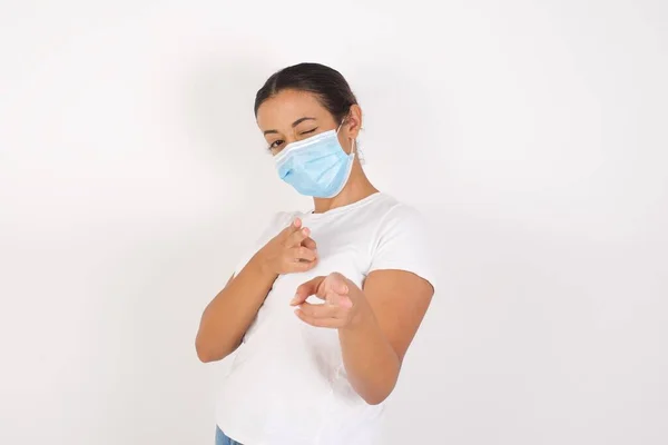 Vreugdevol Charismatisch Jonge Arabische Vrouw Met Een Medisch Masker Een — Stockfoto