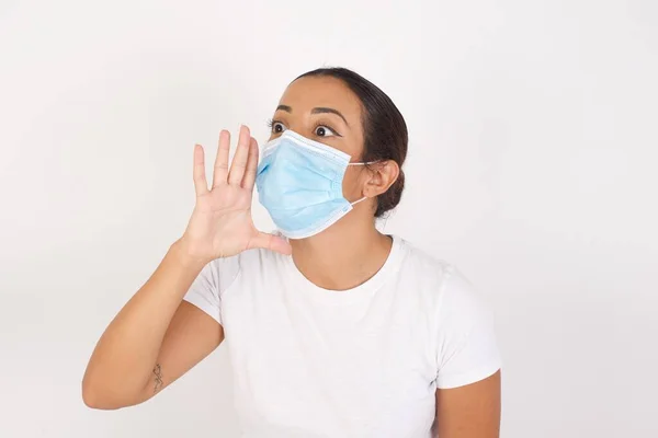 Jonge Arabische Vrouw Met Een Medisch Masker Een Geïsoleerde Witte — Stockfoto