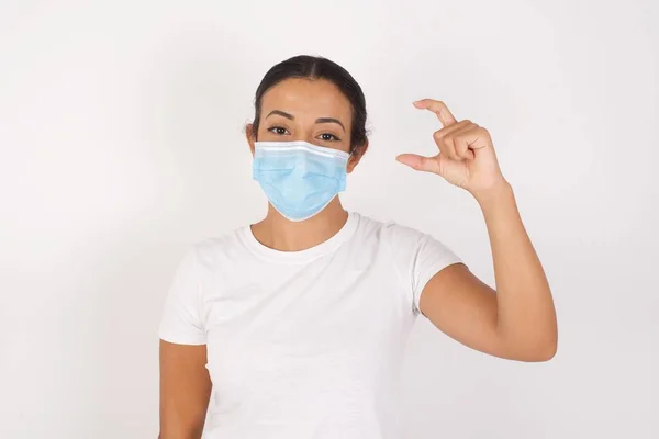 Jonge Arabische Vrouw Met Een Medisch Masker Dat Een Geïsoleerde — Stockfoto